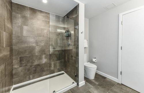 Stylish 2BR Retreat Gym Parkng and Scenic Rooftop - Foto 35