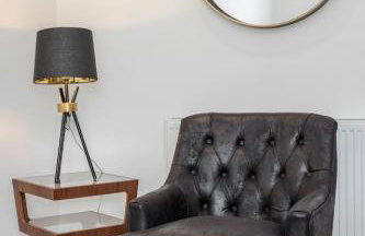 Elegant Epsom Modern Apartment - Photo 6