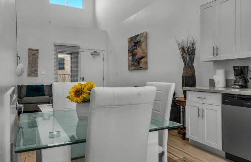 Koreatown Hollywood Urban Oasis 1 Bedroom Loft with Private Parking and Balcony - Photo 21