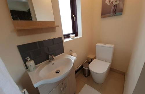 London Luxury 6 Bedroom Family House Sleeps 12 people Parking for 4 Cars Close to tube. - Foto 55