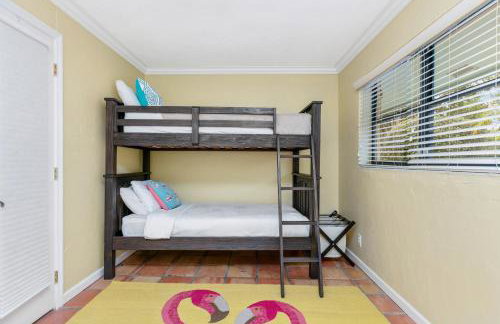 Spacious 4BR 2 5BA Family Retreat Pool Near Beach - Foto 40