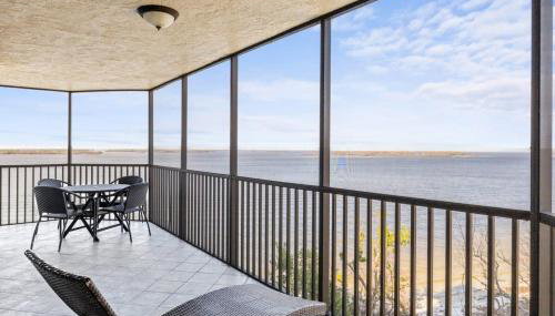 Stunning Waterfront Residence with Panoramic Water Views - Foto 3