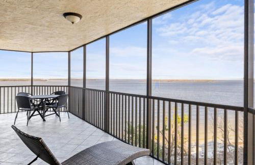 Stunning Waterfront Residence with Panoramic Water Views - Foto 3