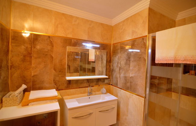 Elite Suite - Photo 17