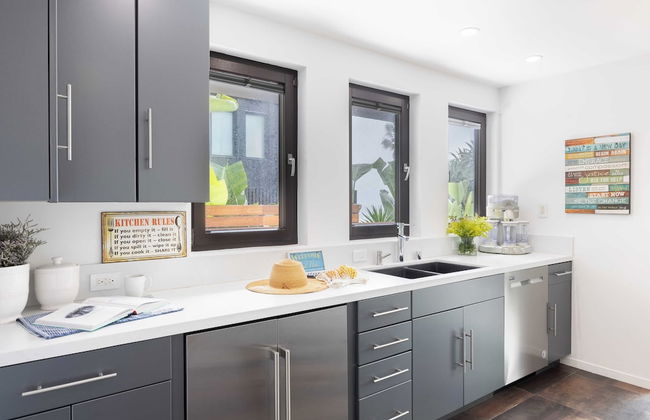 Steps to Beach+shops, Oceanview, Hot Tub+firepit Moonlight Modern by Avantstay - Foto 14