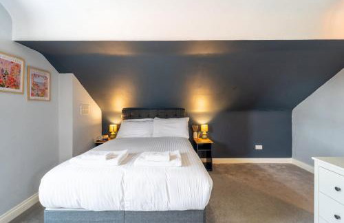 4 Bedroom Stylish House in Redditch - Free Parking - Photo 34