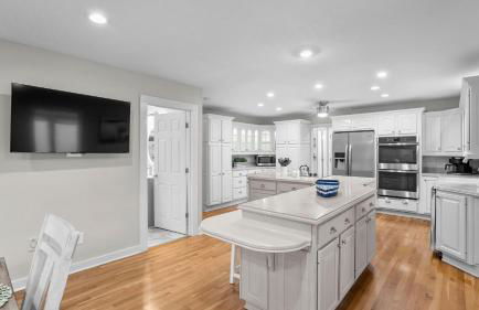 Lakefront Home w Pool, Dock, Fire Pit & Game Room Sip, Sip Away by Avantstay - Foto 54