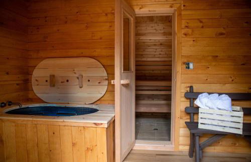 Poconos True Log Cabin with Sauna, Movie Theather, Hot Tub & Fire Pit! - Foto 42