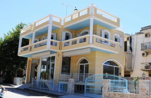 Royal's Studios - Photo 34