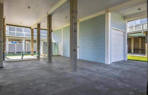 JUST LISTED Beach House Steps Away from the Beach - Foto 18