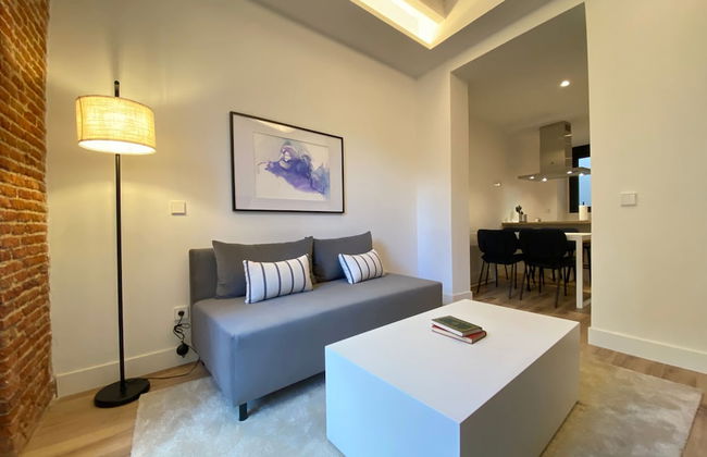w Majestic 2BR at Palacio Real - Photo 3