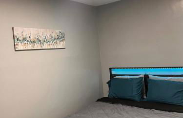 Cozy Modern Home with Large Fenced in Backyard - Foto 10