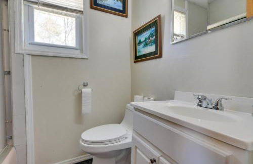 Shared Fire Pit and Kayaks Catskills Lake Retreat! - Foto 11