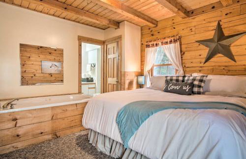 Rustic Rothbury Cabin with Resort Amenity Access! - Foto 15