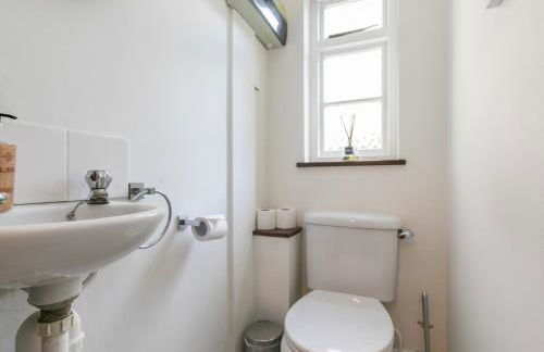 Idyllic Home in Picturesque Village of Wraysbury - Pass the Keys - Foto 29