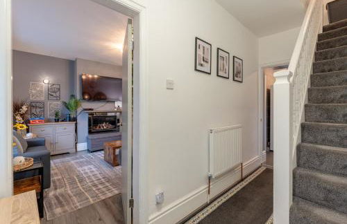 Glenroy Place - sleeps 7, private drive, log burner - Foto 24