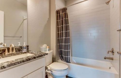 Modern And Spacious Townhouse Blocks from Downtown - Foto 27