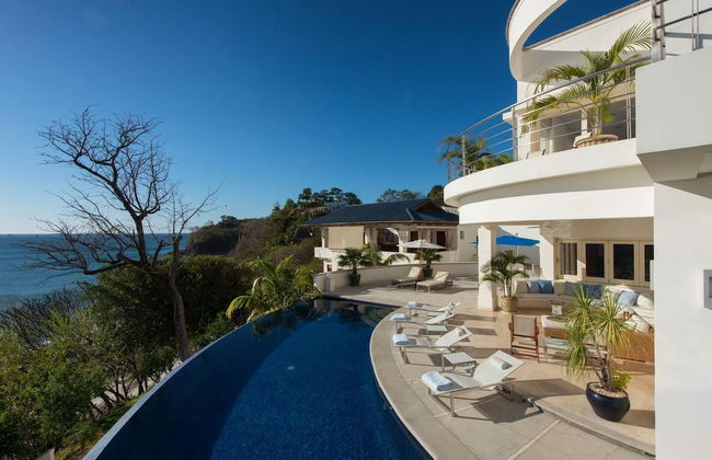 Exquisite Hilltop Villa with Luxurious Modern Design, Sweeping Ocean Views & Sparkling Infinity Pool - Foto 29