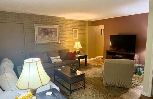 Cozy Cabin Vibe in the City - Foto 9