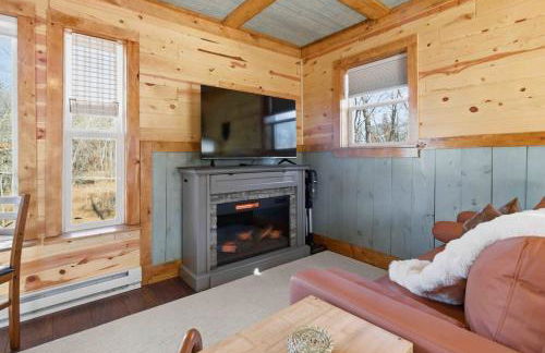 NEW! BEAR Necessities tiny home, outdoor theater! - Foto 31