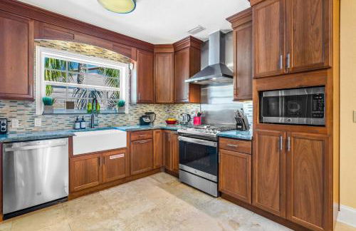 Walk to The Ave- Heated Pool, Spa, Golden Tee and Putting Green - mins to Beach- by Maven Vacation Rentals - Foto 15