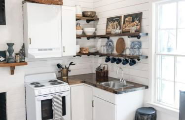 Charming Cottage w KING Bed 1m To Downtown - Foto 21