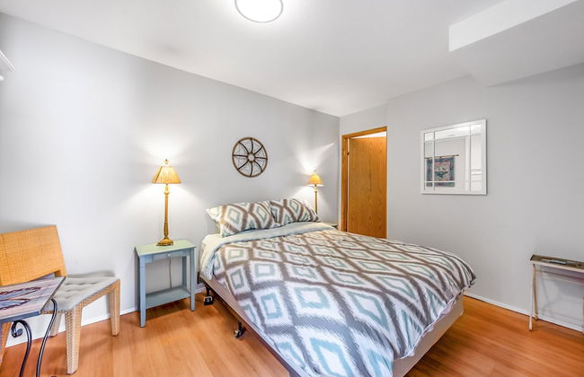 Lakeside Condo w Large Outdoor Space - Photo 2