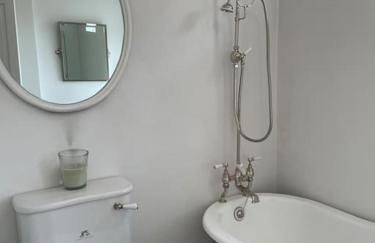 Double-Bed Bedroom, Living Room and Kitchenette, private Bathroom and Utility Room available at Willow House, Shepperton - Foto 21