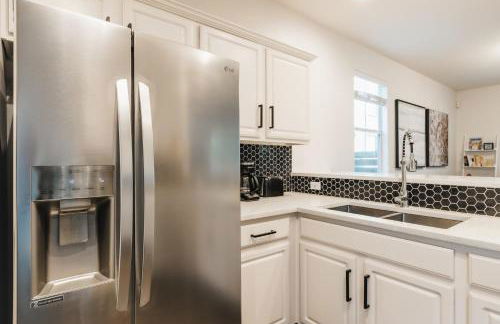 Modern 2-Story Cowboy Pool Home with King Beds Walk to 6th St & Rainey Street - Foto 12