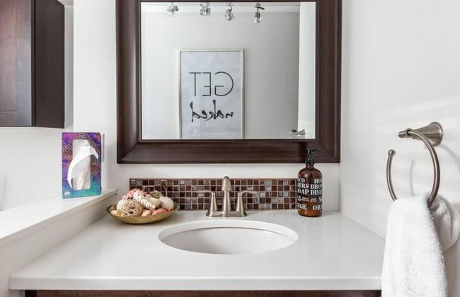 Gorgeous Bungalow With a Backyard Deck - Photo 58