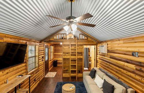Stunning Riverfront Log Cabin Nestled Amidst Trees in Nashoba, Oklahoma - Foto 15