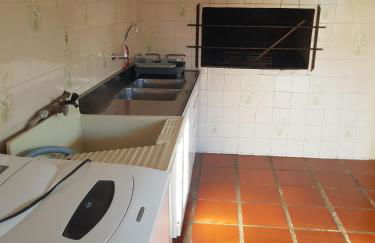 CASA COMPLETA, CENTRO, 4 Qtos, Wi-Fi, 130m quadrados, 4 Camas Casal, Churrasqueira e Apetrechos, Vasto Quintal e Varanda nos Fundos, 2 Banheiros, 9 Pessoas, Área Frontal, Garagem Coberta, Estacionamento Interno 2 Carros, Fogão a Lenha - Foto 24