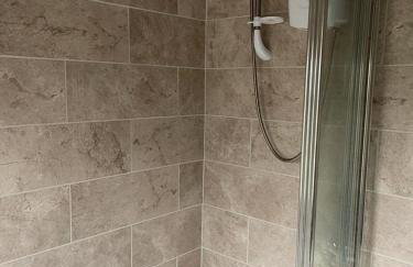 Charming 3-Bed Home Comfortable Stay in Coalville - Photo 8