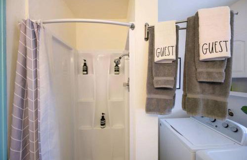 Cali 2BR Getaway Firepit, Yard & Spring Charm - Foto 11