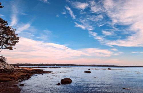 Stunning Oceanfront Ranch Cottage with Private Beach & Fire Pit Near Acadia National Park, Gouldsboro Maine - Foto 10
