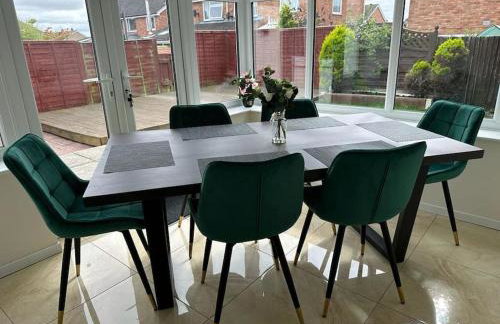 Tennyson House - Cul De Sac 3 Bedroom House for Families, Business Travellers, Contractors, Free Parking & Wifi, Nice Garden, fully furnished - Foto 3