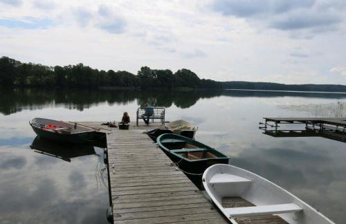"Blaues Haus am See mit Boot" - Foto 1
