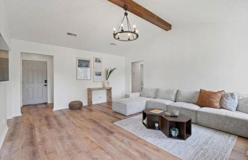 Spacious Home Near Beach, Large Yard, Game Room and Dog Friendly - Foto 14