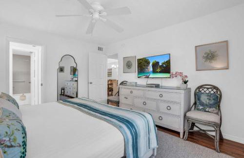 Corner Unit Updated And Near Lobby - Photo 15