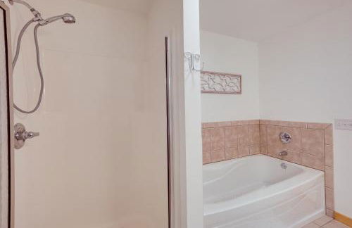 Lake Minocqua Condo with Shared Fire Pit! - Foto 16