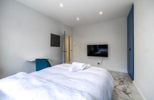 Luxurious 2 bedroom flat with parking and garden, 5 mins walk to train station and bus stop opposite property - Foto 17