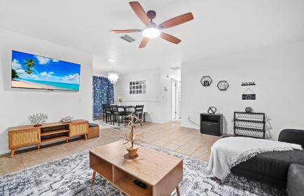 Sunny 3BR Oasis with Water View and Beach Gear Near Siesta - Foto 3