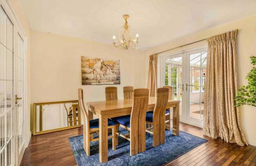 Spacious 4 Bedroom Warrington House with Free Parking Perfect for Contractors, Families and Business Guests - Foto 25