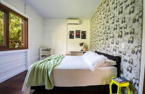 Casa Rústica com Piscina Privativa, Banheira de Hidromassagem, Ar-Condicionado, Pet friendly - Refúgio na Natureza a 5 Minutos do Centro de Imbituba, Perfeita para Famílias e Grupos - Photo 12