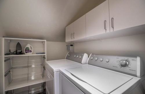 Mammoth Basecamp Condo with Views near Village with AC and Fireplace - Foto 19