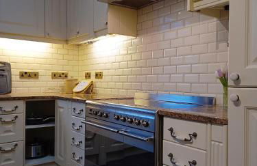 The West Wing at Eriviat Hall Hot Tub - Photo 8