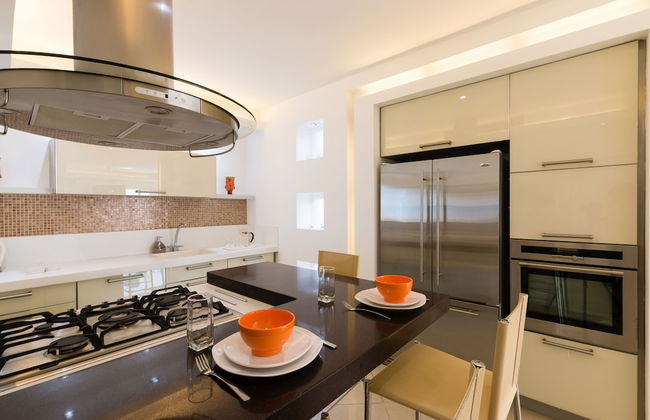 Apartment with Sauna, Hot Tub & Parking - Photo 12