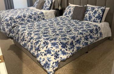 First Class Treatment Luxurious end unit Patio Pool Restaurant Bar on premises Steps away from Everything else! Spacious Condo Stocked with all You Need! - Foto 29