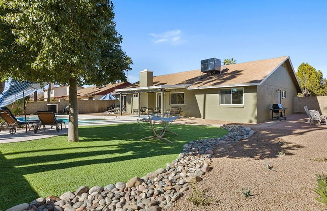 Modern and Stylish Remodeled 4 Bdrm w/ HTD Pool! - Foto 29