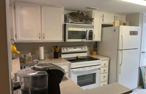 NEW LISTING! Centrally Located with Pool and Beach Views - Foto 16